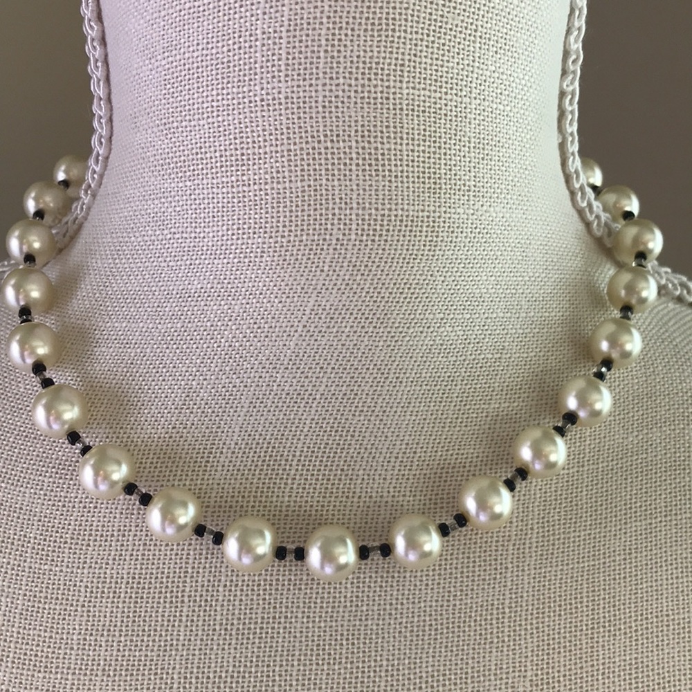 💃🏻Pearl Look Necklace. Matching Earrings